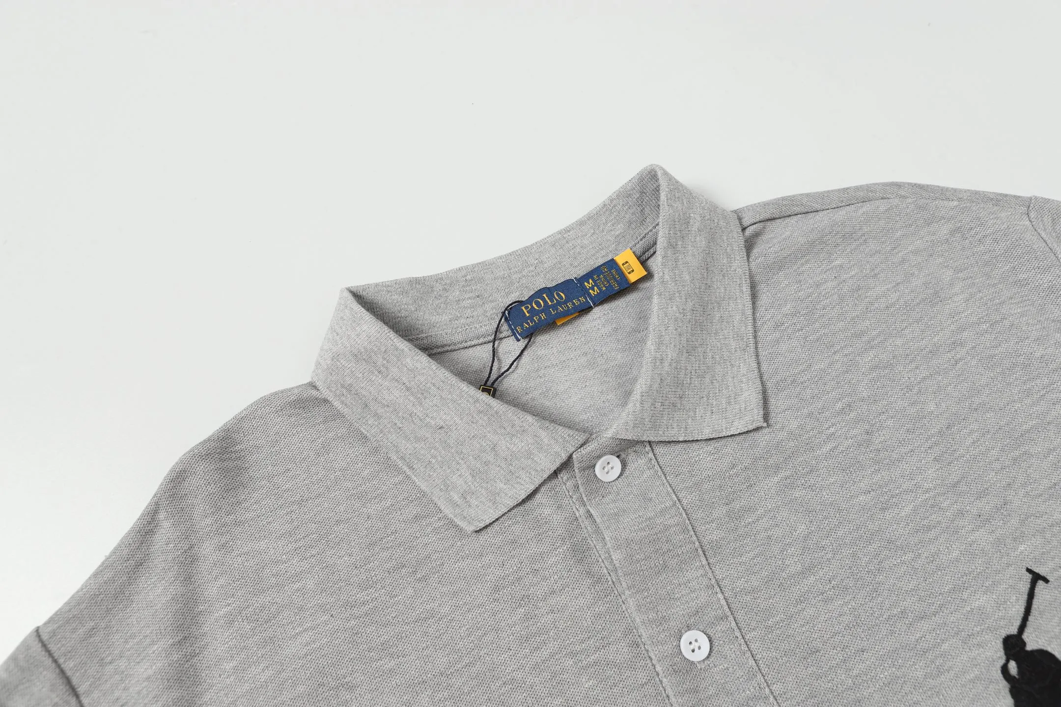 P150 Style No.: A012 [Ralph Lauren Classic Logo Embroidered Polo Shirt] ✅250g fine cotton pique fabric, custom-woven and dyed threads ✅Original stickers Scan the QR code to enter the official website ✅Large version, loose and stylish, can wear up to 210 pounds Color: Black White Navy Blue Sky Blue Dark Gray Floral Gray Size: S-XL